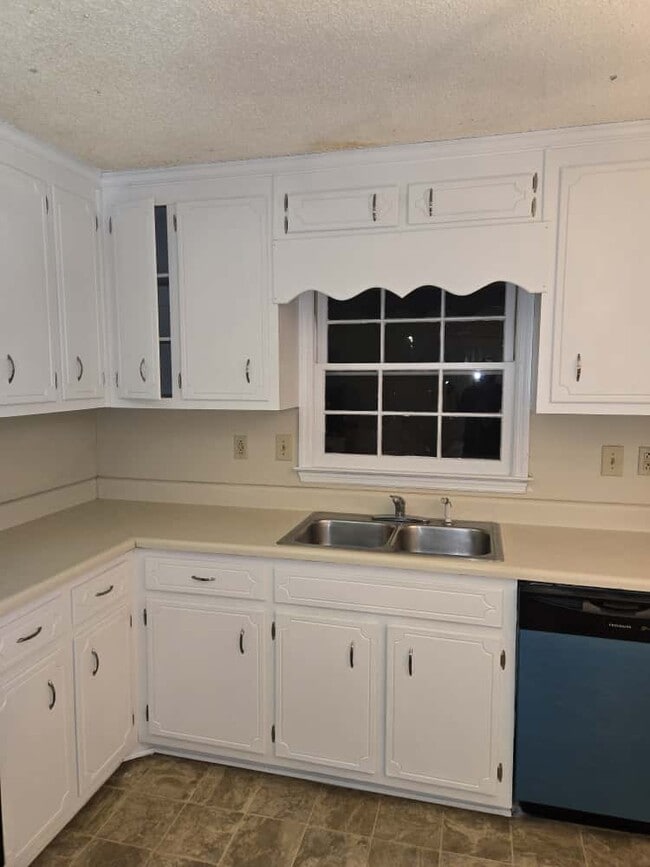 Kitchen with dish washer - 314 W Gordon St Unit apt. 1