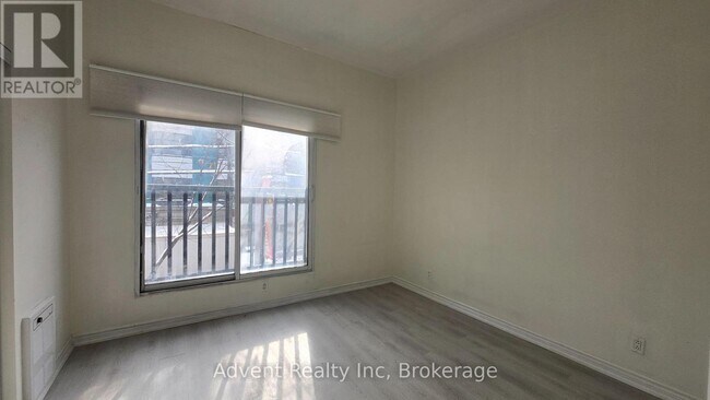 Photo - 1454 Queen St W