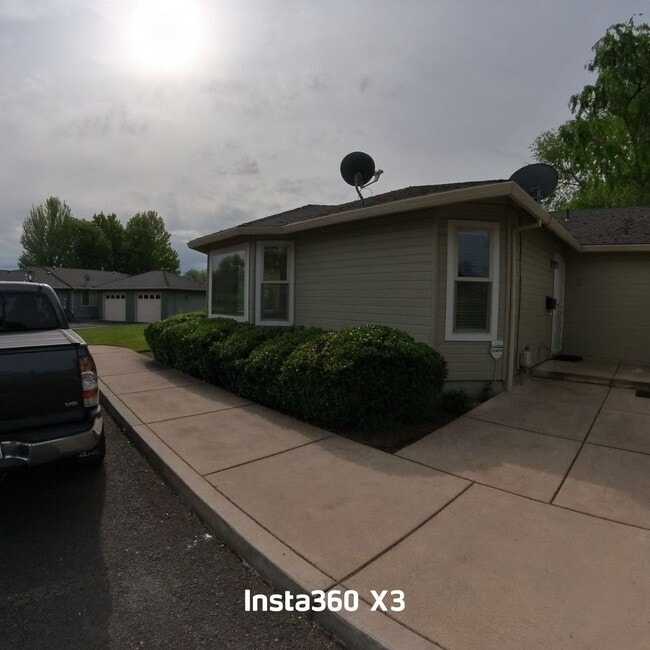 Photo - $300 OFF 1st Month's Rent!! - Charming 3 B...