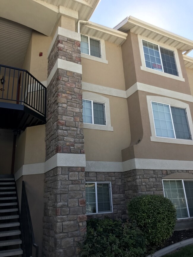 Building Photo - 1212 W 50 N Rental