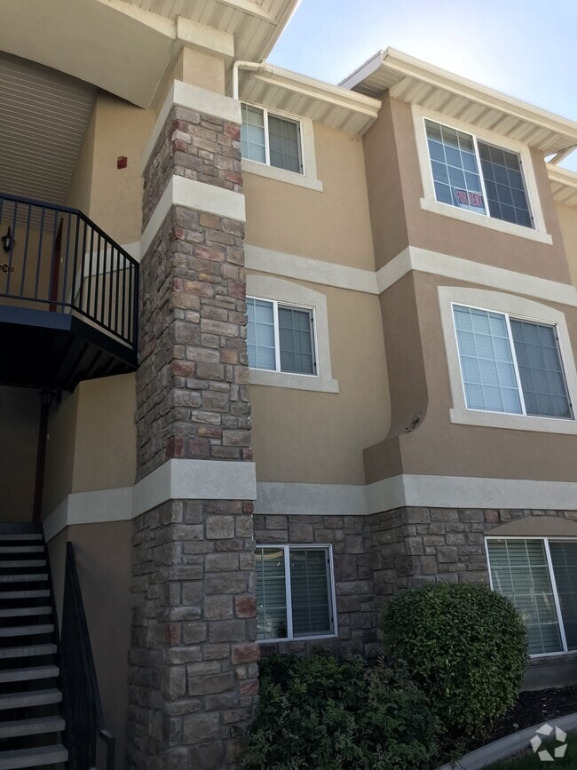 Building Photo - 1212 W 50 N Rental