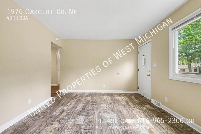 Photo - 1976 Oakcliff Dr NE