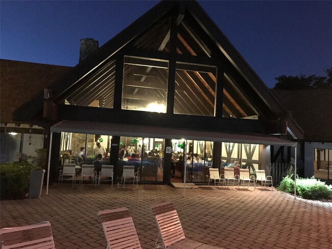 Building Photo - 3710 Inverrary Dr Unit 2u