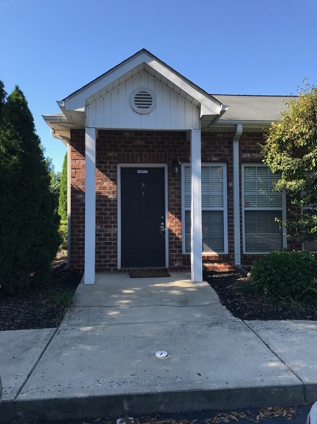 Building Photo - Adorable 1 bedroom 1 bath condo with garag...