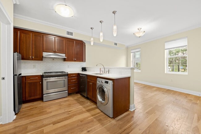 Building Photo - 385 1st St