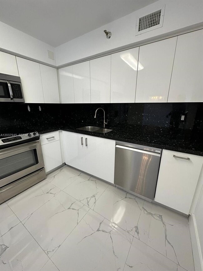 Building Photo - 3530 Mystic Pointe Dr Unit 3208