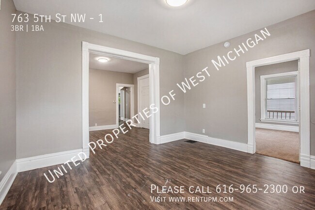 Photo - Available Now | Gorgeous 3 Bedroom 1 Bathr... Unidad 1