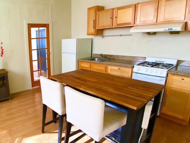 Building Photo - 850 6th Ave Unit B