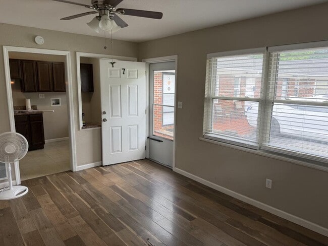 Building Photo - 3216 Mayfield- Unit 7