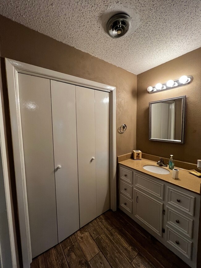 Photo - 603 Continental Dr