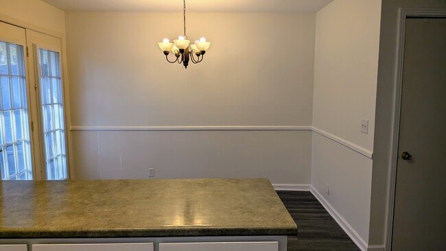 Comedor - 510 Basswood Ave