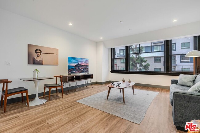 Building Photo - 932 S Hill St Unit 405
