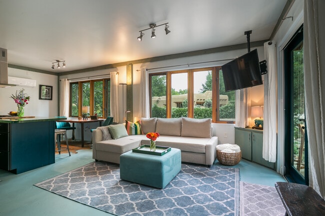 Building Photo - 402 Trujillo Ln