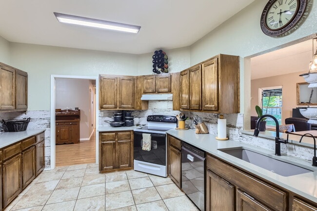 Photo - 121 Flora St