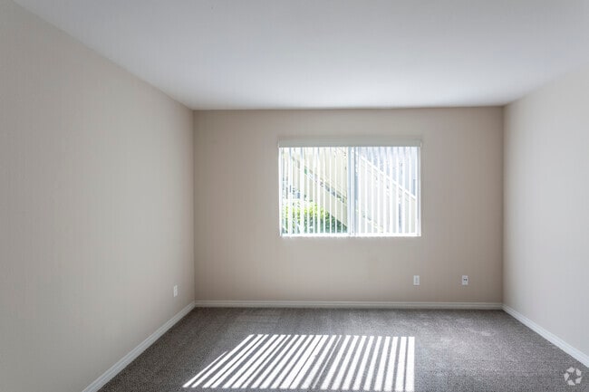 1 BR, 1 BA - 702 SF