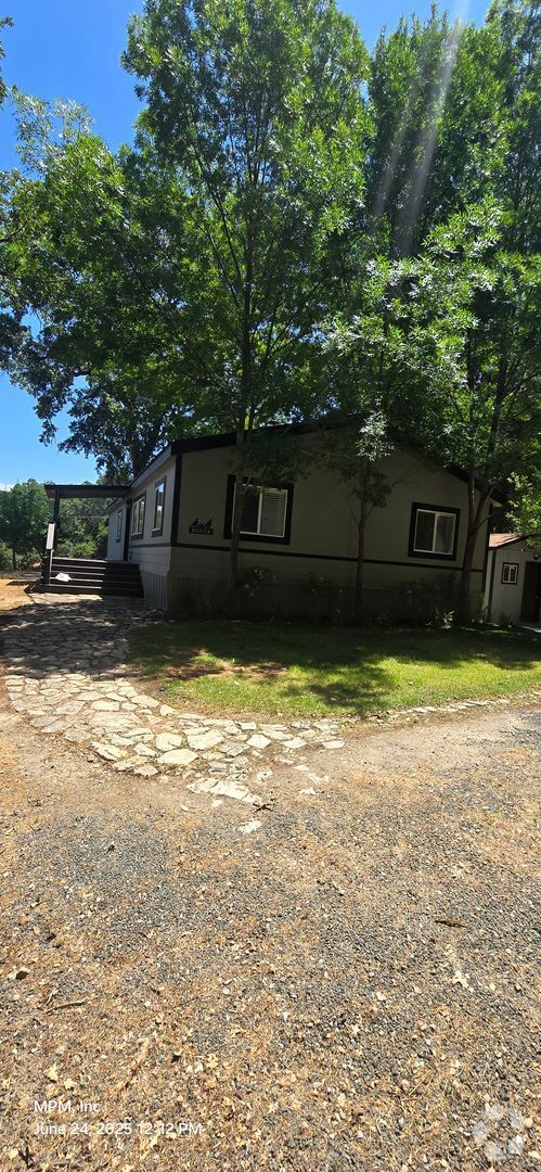 Building Photo - Large 3 bedroom home in the country