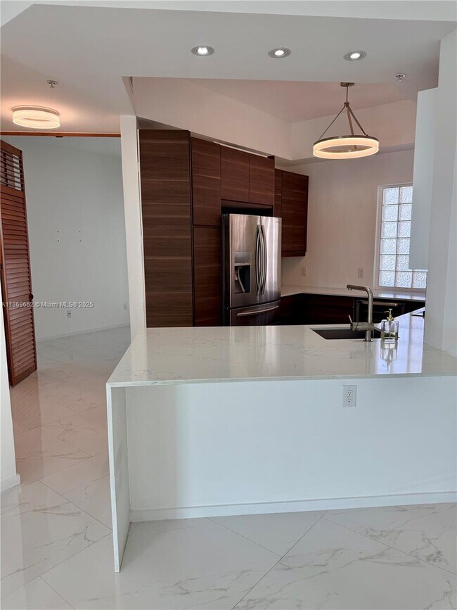 Photo - 140 Meridian Ave Unidad 343