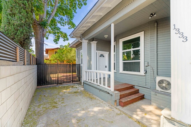 Building Photo - 1331-1333 S Park Ave