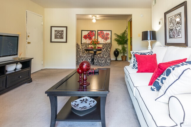 2BR, 1BA - 973 SF - Living Room