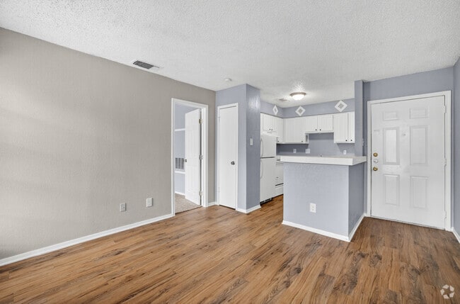 1BR, 1BA - 400SF