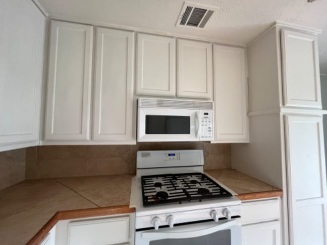 Building Photo - 102 E Pecan St