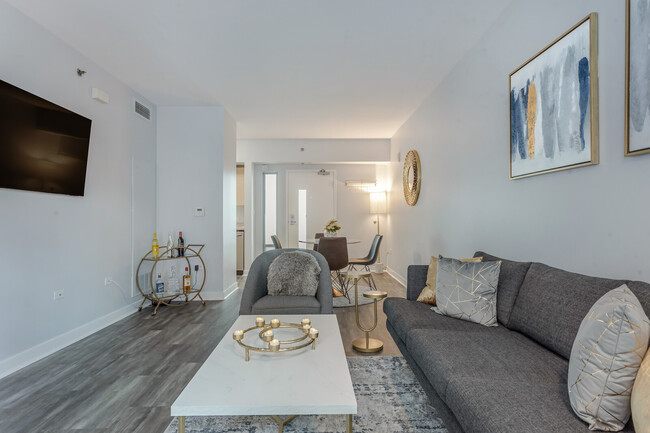 Building Photo - 425 W Beech St Unit 325 Rental