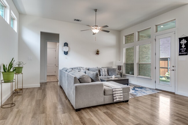 Photo - 1521 Buckeye Trl