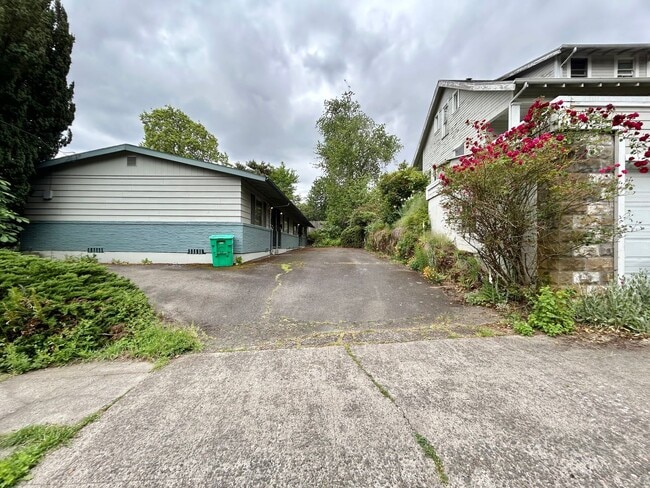 Building Photo - 341-347 SE 30th Place Unit 341