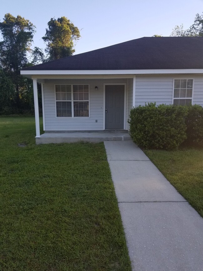 Building Photo - 6122 Vinnie Dr Unit B Rental