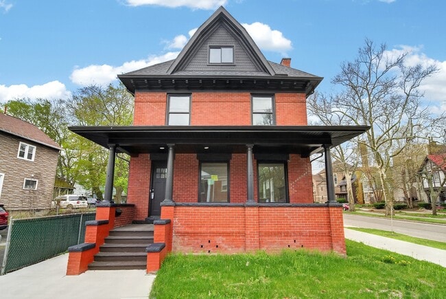 Building Photo - 729 W 9th St