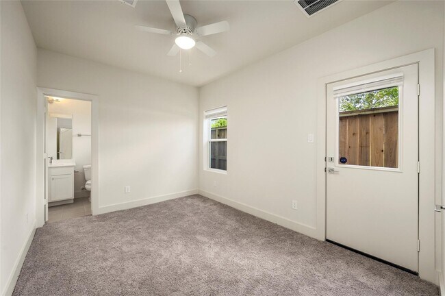 Photo - 2102 Live Oak St