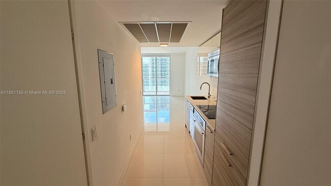 Building Photo - 1300 Brickell Bay Dr Unit 2300 Rental