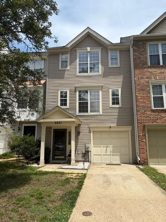 Building Photo - Beautiful Townhome in Seven Oaks!