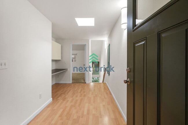 Building Photo - 2 BED & 1.75 BATH FOR RENT