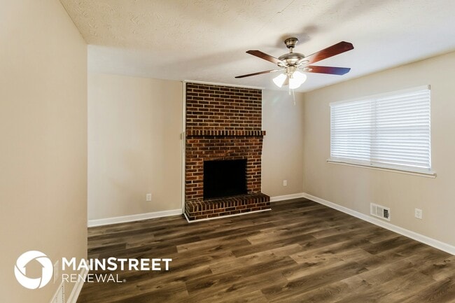 Photo - 635 Lakeridge Cir SE