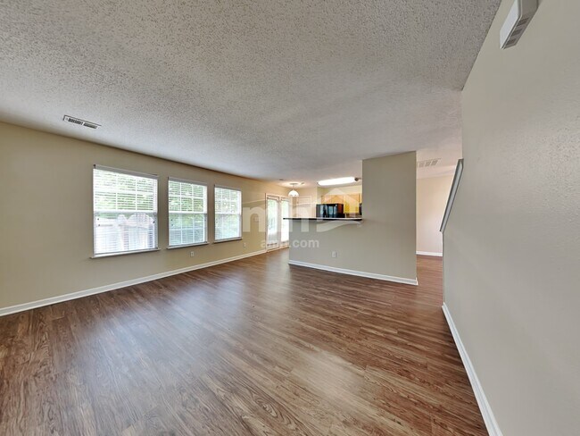 Photo - 515 Kingsman Ln