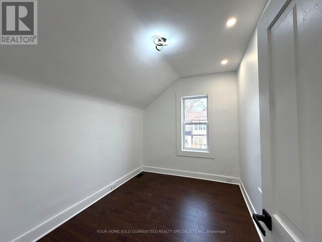 Photo - 98 Wellington St E