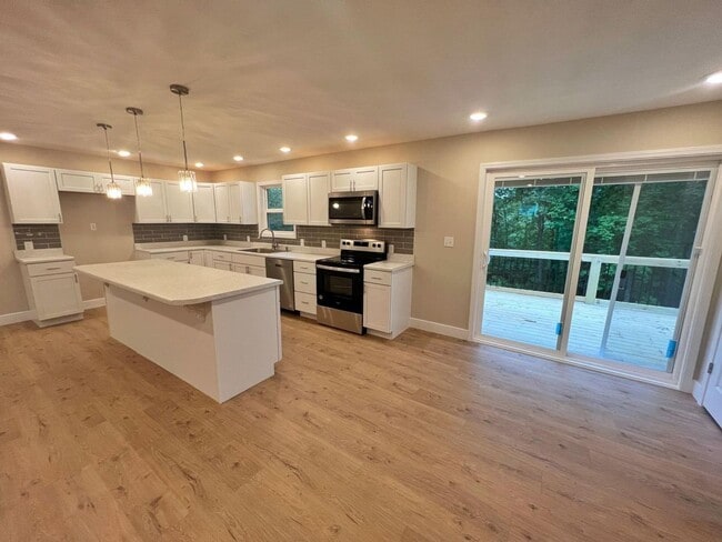Photo - Great 4 Bed 3 Bath House In Parkade!