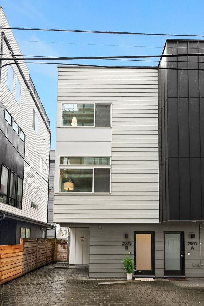Building Photo - 2bd/1.75ba Seattle Townhome