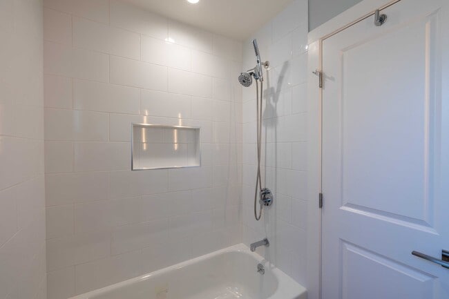 Photo - 933 University Ave