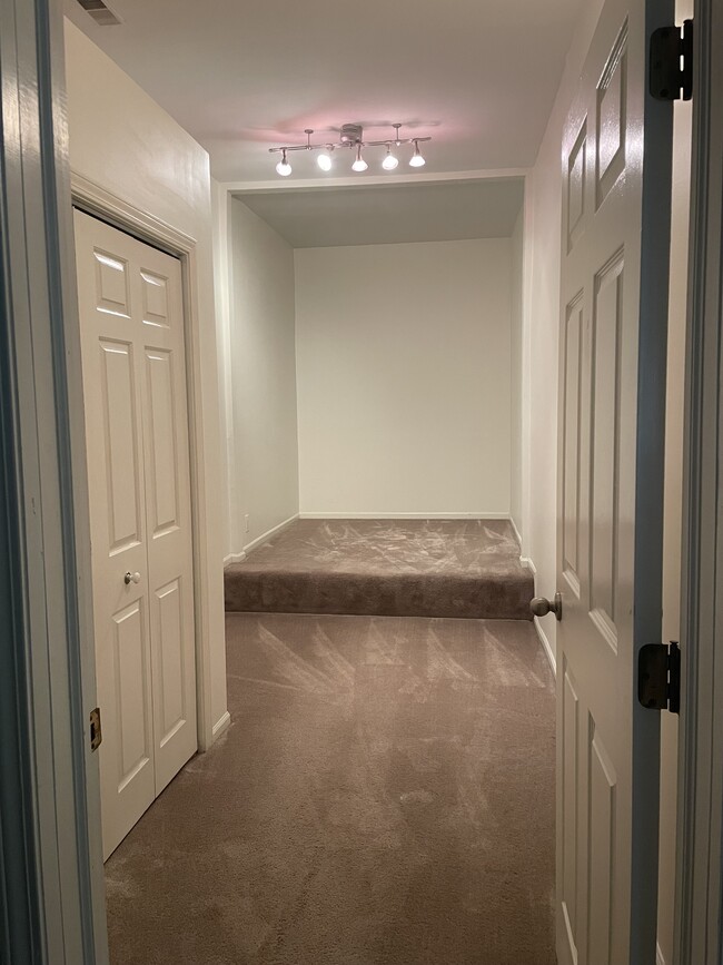 Bedroom 1 - 1224 W Barry Ave Unit 1