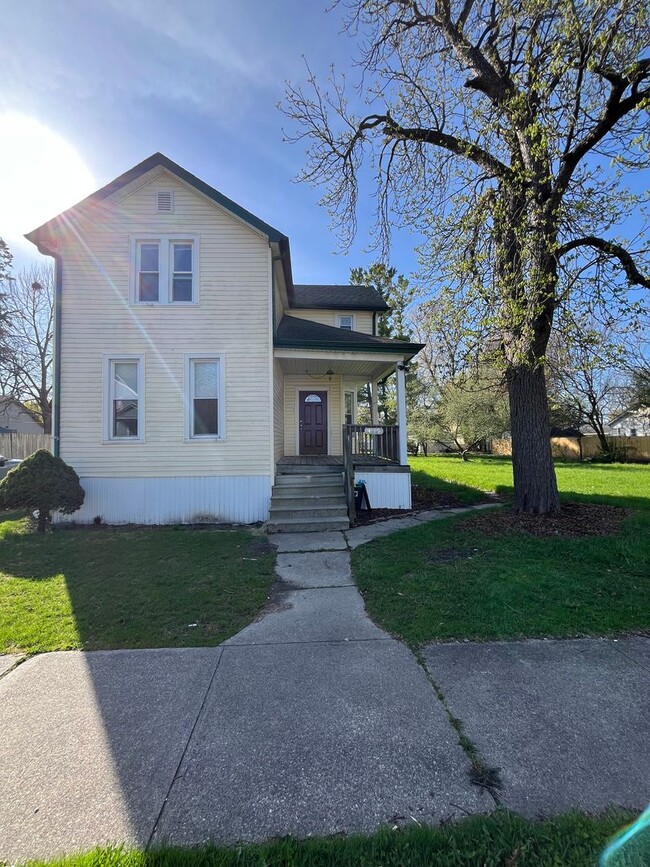 4 Bedroom Home with a Large Yard - 4 Bedroom Home with a Large Yard