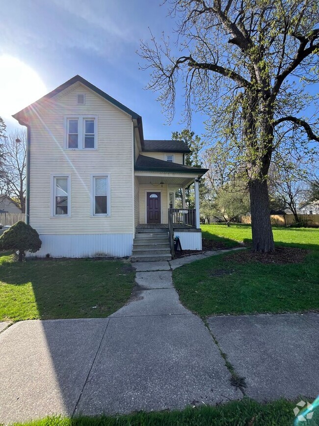 Building Photo - 4 Bedroom Home with a Large Yard