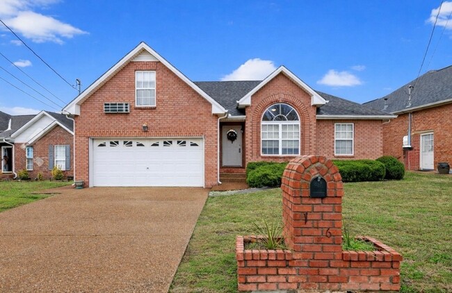 Building Photo - Spacious and beautiful Hendersonville home