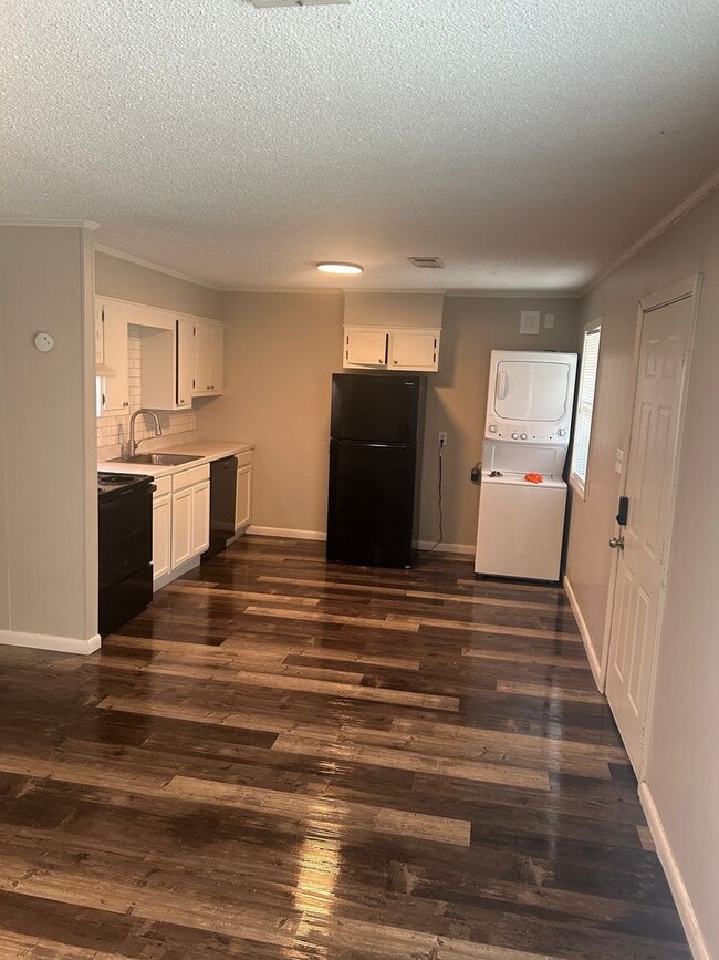 Building Photo - Newly Remodeled 2 Bedroom, 1 Bathroom Triplex Unit 610 #2