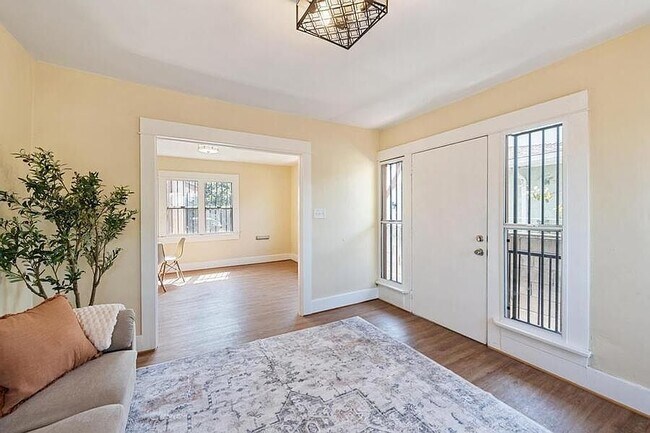 Photo - 1321 E 48th St