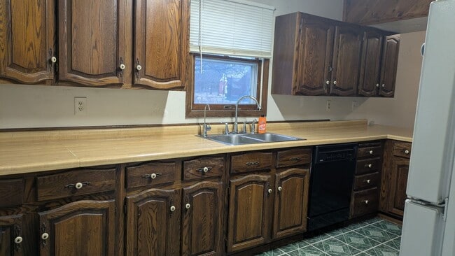 2 Bedroom/1.25 bath house with large kitch... - 2 Bedroom/1.25 bath house with large kitch...