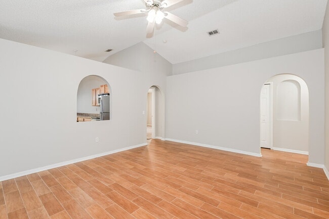 8448 Oak Crossing Dr W