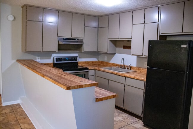 Building Photo - 1484 Cedar Heights Dr Unit Whole House