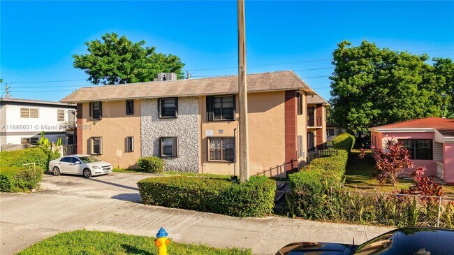 Photo - 2335 NE 172nd St Unidad 8